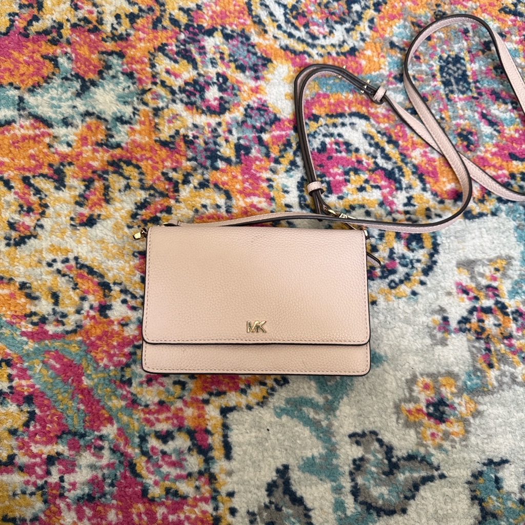 Michael Kors Pebbled Leather Convertible Smartphone Crossbody Wallet Flaw